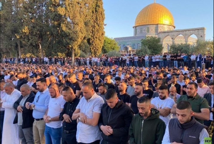  100 ألف مصلٍ يؤدون صلاة العيد في “الأقصى” رغم قيود الاحتلال