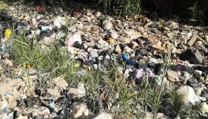  تراكم القمامة بمصرف في مشتول السوق