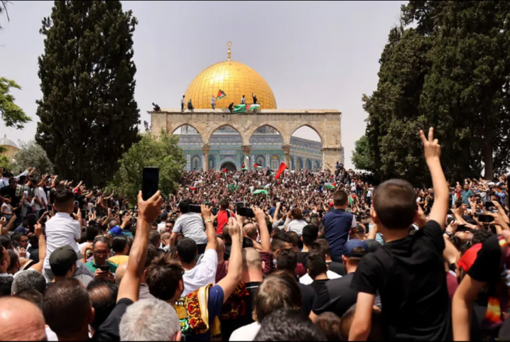  اشتباكات بين قوات صهيونية وفلسطينيين في باحات المسجد الأقصى