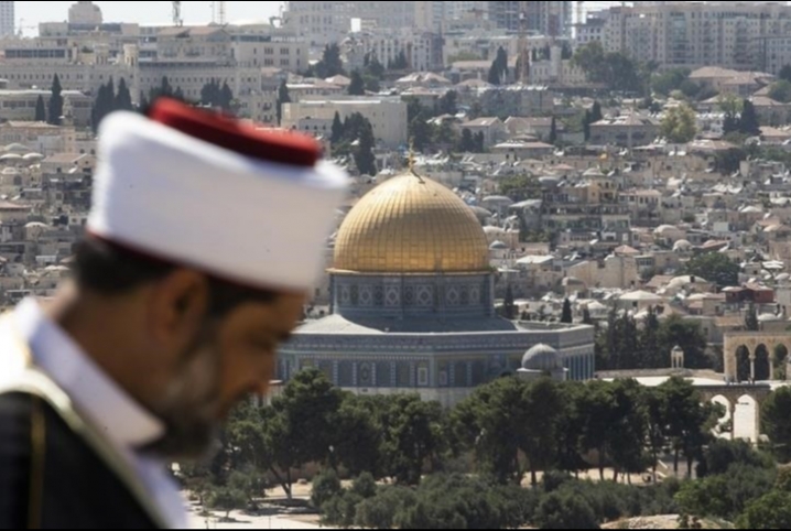  عشرات المستوطنين يقتحمون باحات المسجد الأقصى