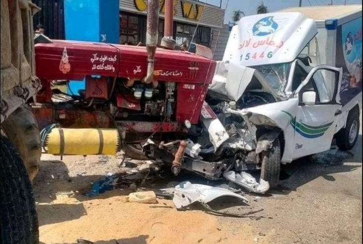  بسبب السير عكس الاتجاه.. تحطم سيارة جراء اصطدامها بجرار زراعي في الزقازيق