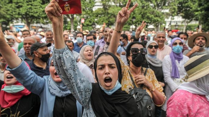  تونسيون ضد الانقلاب: “لا خوف بعد اليوم” و”يسقط الانقلاب”
