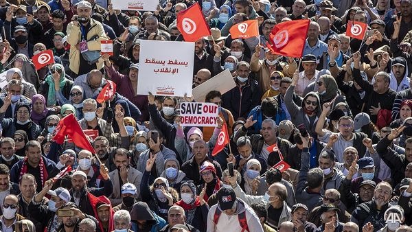  “مواطنون ضد الانقلاب” بتونس: لن نغادر حتى يسمح بوصولنا للبرلمان