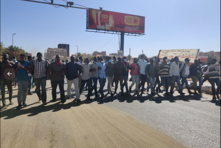  آلاف السودانيين يتظاهرون في الخرطوم رفضًا للانقلاب