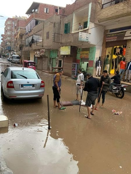  وسط تقاعس المسئولين.. شوارع القنايات تغرق بمياه الأمطار