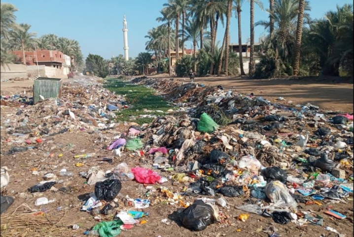  قمامة وحيوانات نافقة.. استغاثة من التلوث على جانبي مصرف “صفط” بالزقازيق