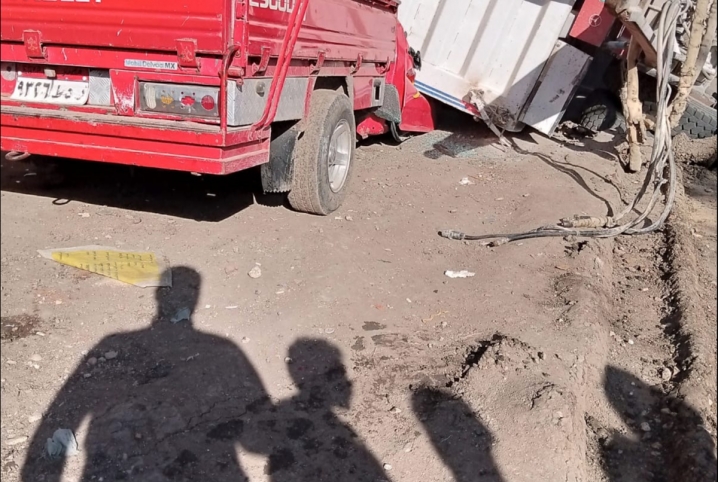  تهشم سيارة ربع نقل بسبب انقلاب “تريلا” محملة بمواد بناء في الحسينية