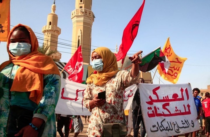  وسط مطالبات بتنحي الجيش.. محتجون يحاصرون قصر الرئاسة بالخرطوم