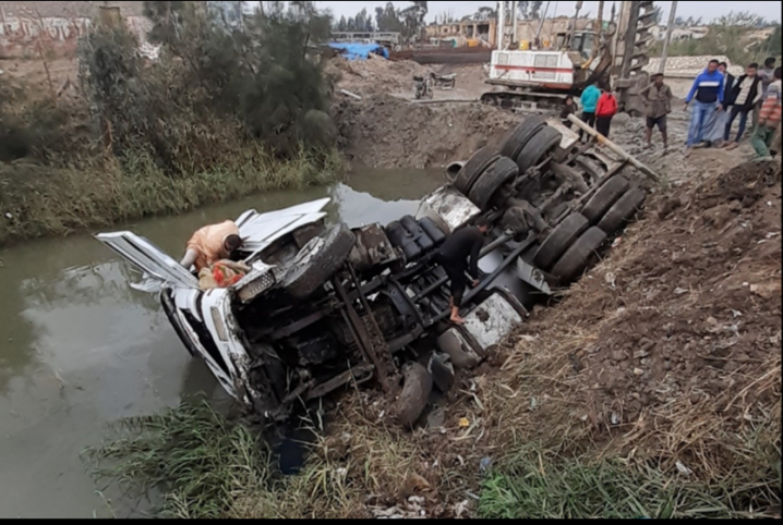  الحسينية.. انقلاب سيارة نقل بترعة بحر البقر ومطالبات بردمها