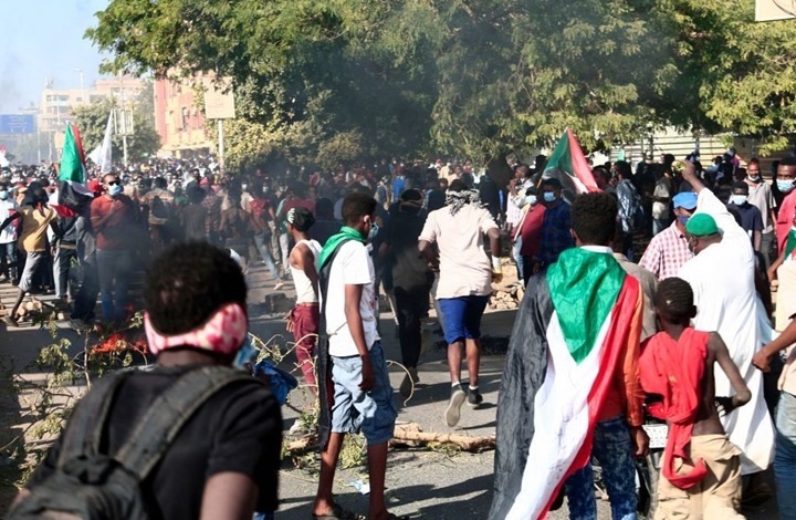  الأمن السوداني يطلق الغاز على المتظاهرين حول القصر الرئاسي