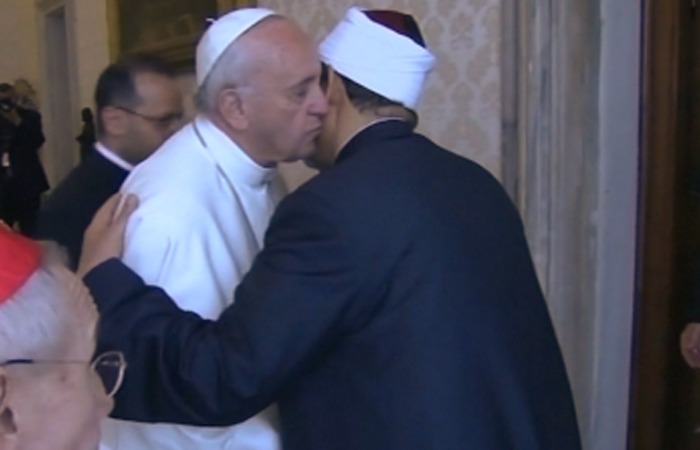  رواد تويترعن زياردة شيخ العسكر لبابا الفاتيكان: حرب على الإسلام