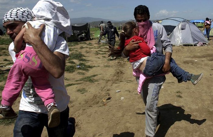  اليونان تقترب من إخلاء مخيم إدوميني للاجئين