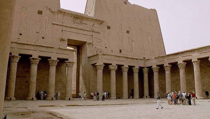  «صحيفة بريطانية»”: السياحة في مصر ماتت