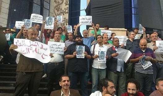 هتافات الصحفيين أمام النقابة:قولوا للنيجاتيف جوه وزارته حبس الصحفي يساوي إقالته