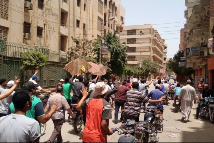  بالصور.. ثوار الزقازيق يحتشدون بجوار ” صيدناوي” للمطالبة بإسقاط النظام