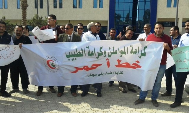 “بدل العدوى”.. الأطباء تحارب لتنفيذ الحكم ..والإضراب الجزئي اولي خطوات التصعيد