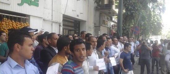  حملة الماجستير يتظاهرون أمام البوابة الرئيسية لمجلس الوزراء للمطالبة بالتعيين