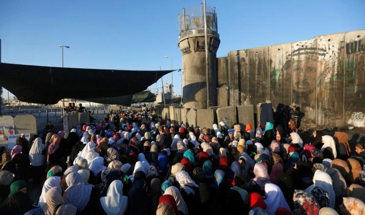  رغم قيود الاحتلال.. 200 ألف يصلون جمعة رمضان الثانية بالقدس
