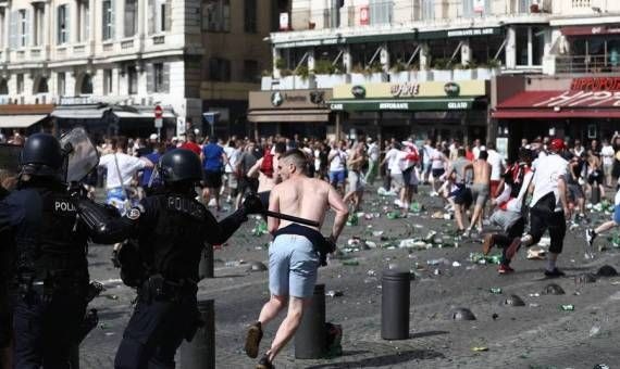  الداخلية الفرنسية: توقيف 344 مشجعًا منذ بدء “يورو 2016”
