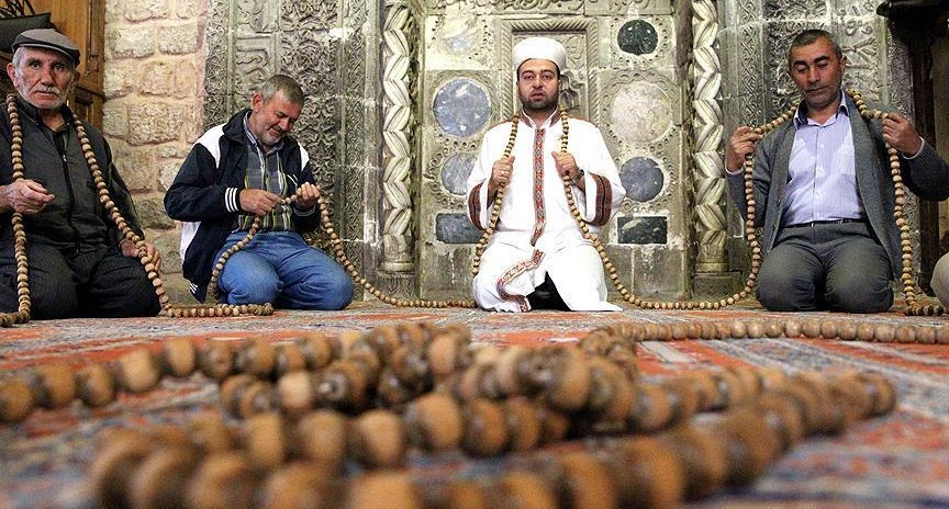 تركيا.. مسبحة عملاقة عمرها 700 عام تجذب المصلين في رمضان