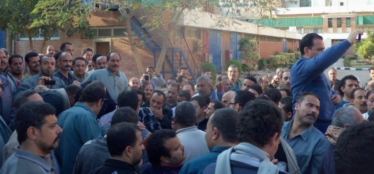  عمال “حديد عز” يضربون عن العمل للمطالبة برواتبهم المتأخرة