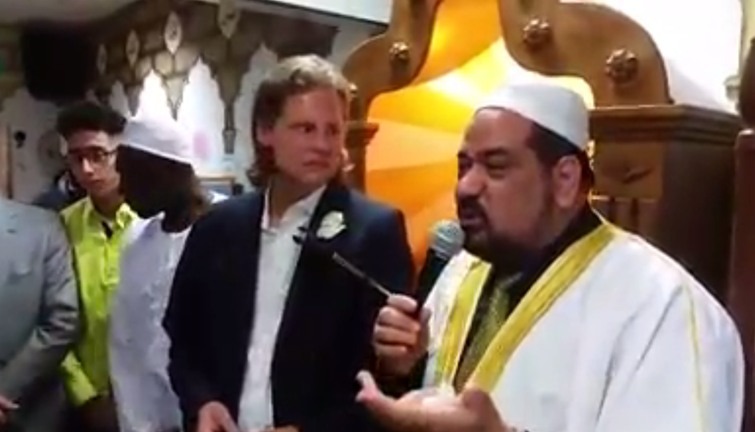  بالفيديو.. صحفي ألماني يشهر إسلامه في أول أيام عيد الفطر