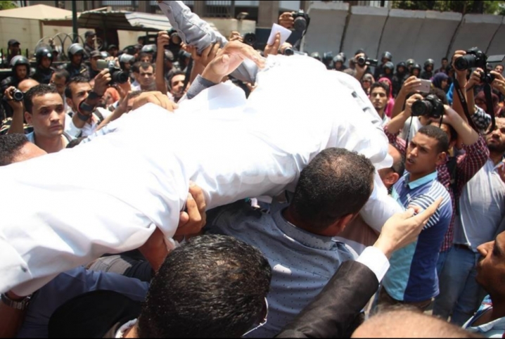  أمن الانقلاب يفرق وقفة حملة الماجستير ويلقى القبض على العشرات
