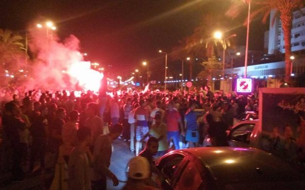  مشجعو المصري أمام المنطقة الحرة يهتفون :”بالروح بالدم نفديك يا عميد”
