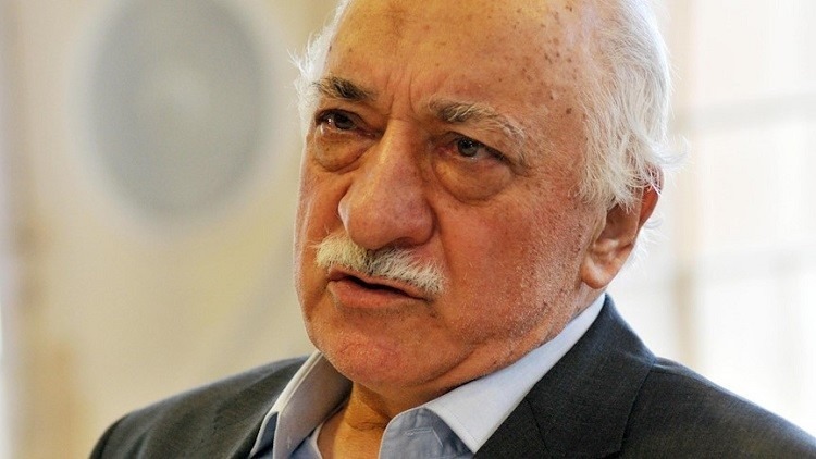  مئات الأتراك يتظاهرون تنديدًا بمحاولة الانقلاب أمام مزرعة “غولن” في بنسلفانيا الأميركية
