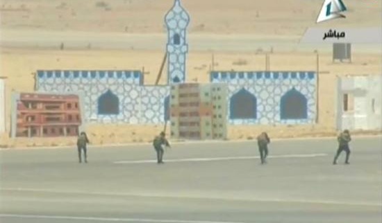  بالفيديو| السيسي يدرب جنوده على اقتحام المساجد.. ونشطاء: الجيش بيغير عقيدته