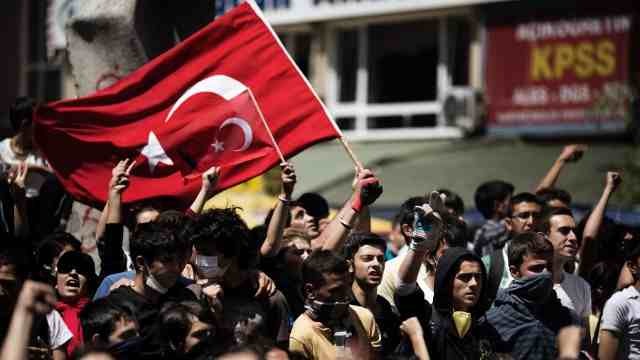  آلاف الأتراك يتظاهرون في ساحة “تقسيم” اعتراضًا على حالة الطواريء