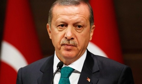  بالفيديو.. تعرف إلى الشاب الذي قبّله الرئيس أردوغان
