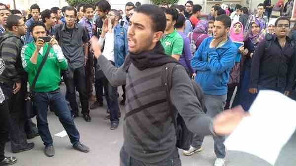  طلاب “الثانوية” يتظاهرون أمام “تعليم الانقلاب”