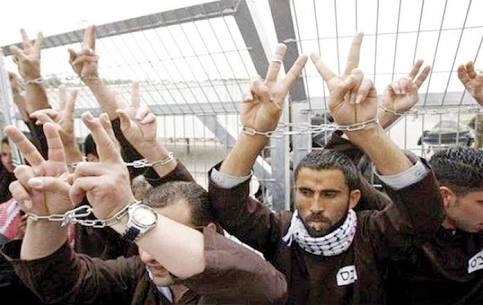  الأسرى الفلسطينون يضربون عن الطعام احتجاجا على تقليص الزيارات