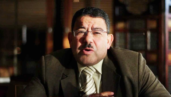  سيف عبد الفتاح مستنكرًا: كيف يعبث حسن مالك بالاقتصاد من محبسه؟