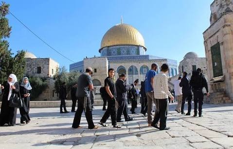  صهاينة يدنسون باحات المسجد الأقصى المبارك