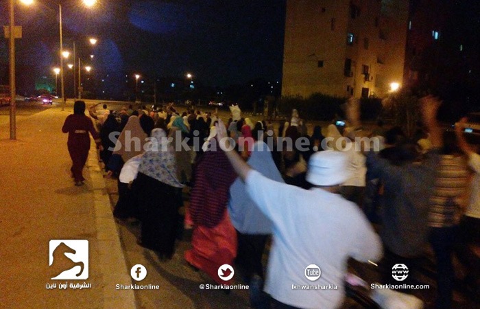 مسيرة بالعاشر من رمضان تطالب بالقصاص لدماء الشهداء