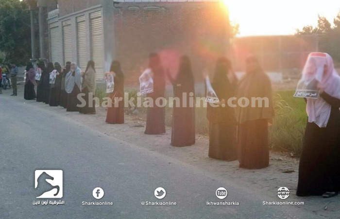 ثوار قرية هربيط يصطفون في سلسلة بشرية تندد بعبث السيسي بمقدرات الوطن