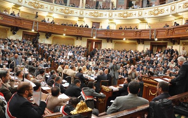  في ظل التدهور الاقتصادي.. الانقلاب يفرض ضرائب جديدة