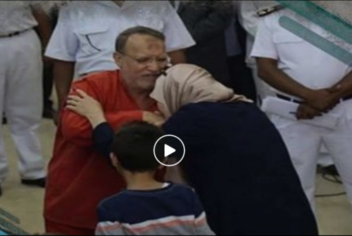 شاهد..  لحظة التقاء الدكتور عصام العريان بابنته وحفيديه داخل المحكمة