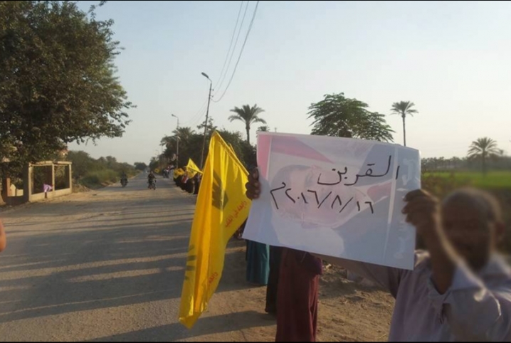 سلسلة بشرية لثوار القرين تطالب برحيل العسكر