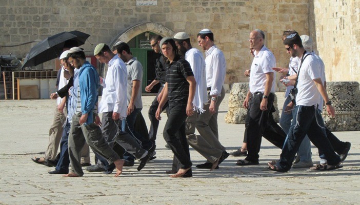  صهاينة يقتحمون المسجد الأقصى تحت حراسة شرطة الاحتلال