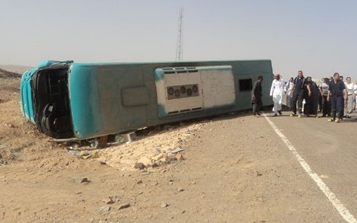 إصابة 17 شخصا فى انقلاب أتوبيس بالعاشر من رمضان