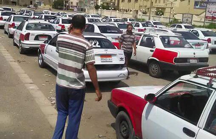 إضراب سائقي التاكسي بالعاشر من رمضان