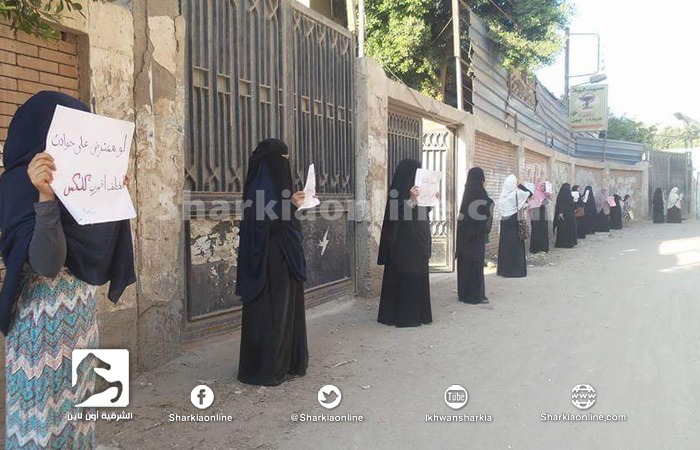 سلسلة بشرية لحرائر أبوكبير استمراراً لفعاليات أسبوع ” أزيحوا الفقر والطغيان “