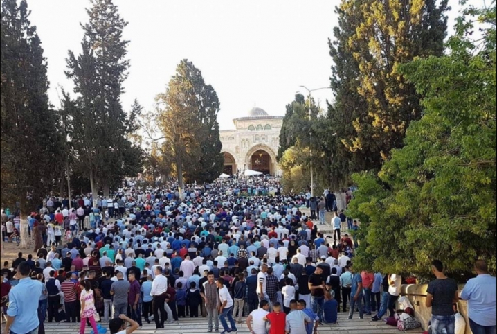  بالصور..  عشرات الآلاف يؤدون صلاة العيد في المسجد الأقصى