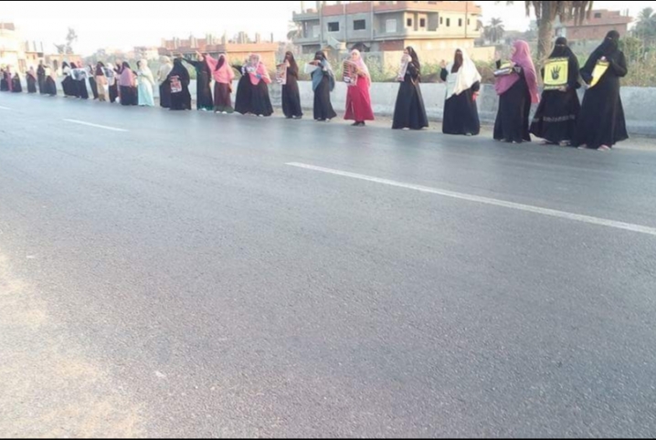  بالصور .. ثوار الزقازيق يصطفون في سلسلة بشرية تندد بارتفاع الأسعار