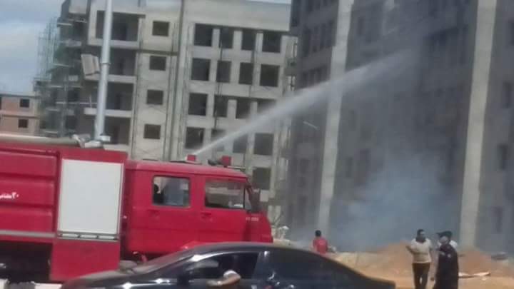 بالصور .. حريق في مشروع سكني تحت الإنشاء بالعاشر من رمضان