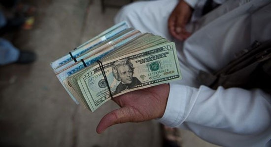 القبض علي بائع أنابيب بحوزته 50 دولارًا بالزقازيق