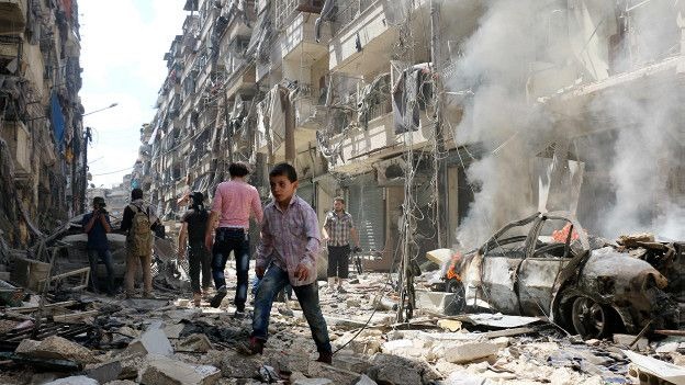  المرصد السوري: 79 قتيلا خلال قصف لأحياء حلب الشرقية والغربية